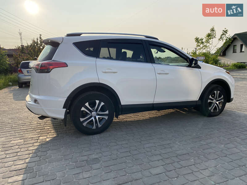 Позашляховик / Кросовер Toyota RAV4 2016 в Рівному