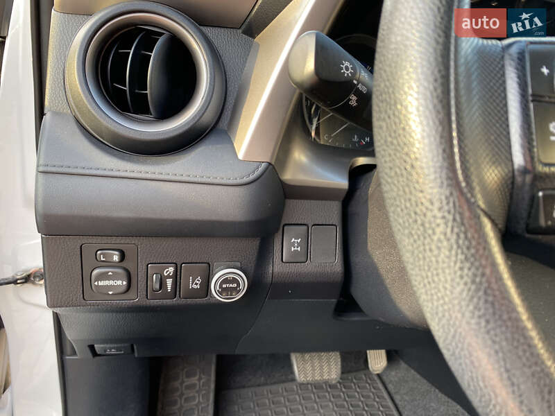 Позашляховик / Кросовер Toyota RAV4 2016 в Рівному