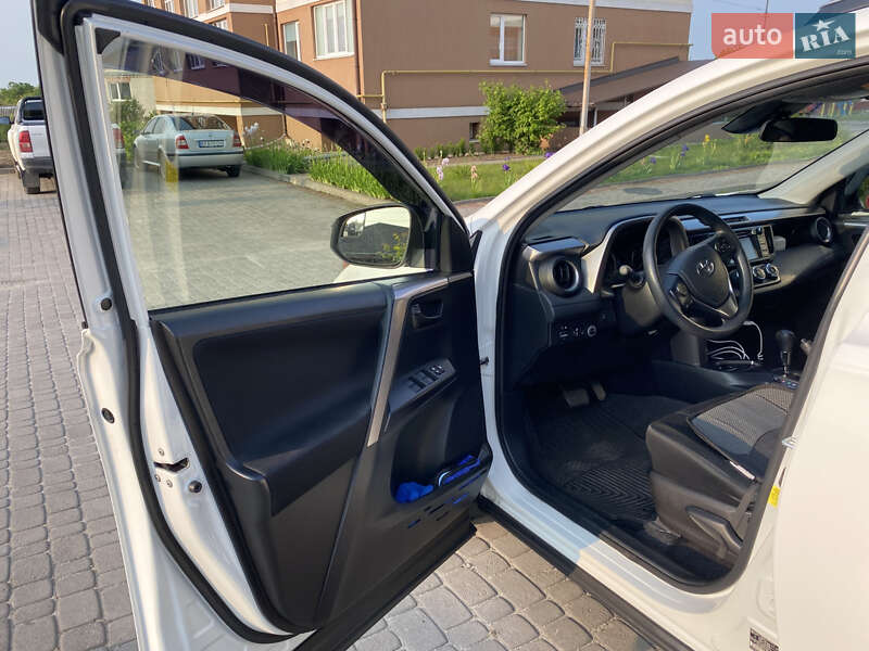 Позашляховик / Кросовер Toyota RAV4 2016 в Рівному