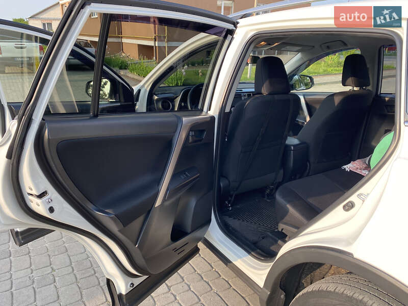 Позашляховик / Кросовер Toyota RAV4 2016 в Рівному