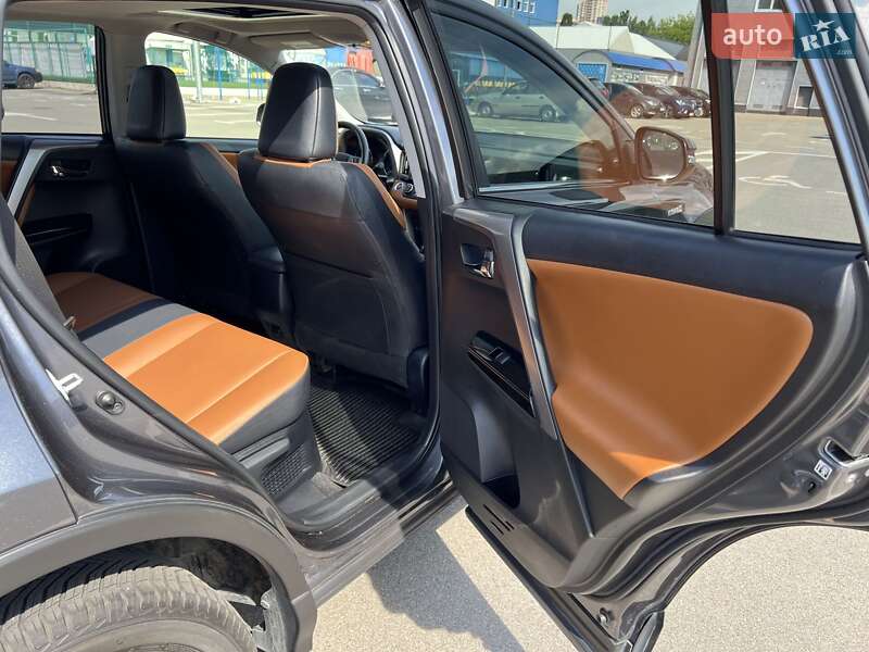 Внедорожник / Кроссовер Toyota RAV4 2017 в Киеве
