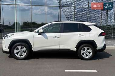 Внедорожник / Кроссовер Toyota RAV4 2021 в 
