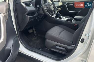 Внедорожник / Кроссовер Toyota RAV4 2021 в 