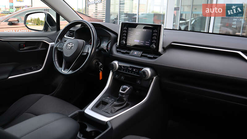 Внедорожник / Кроссовер Toyota RAV4 2019 в Ровно