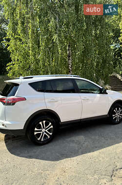 Внедорожник / Кроссовер Toyota RAV4 2016 в 