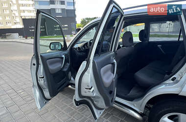 Позашляховик / Кросовер Toyota RAV4 2005 в 