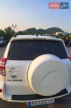 Внедорожник / Кроссовер Toyota RAV4 2012 в 