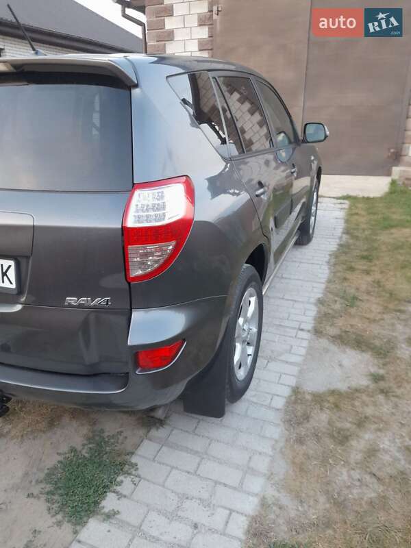 Внедорожник / Кроссовер Toyota RAV4 2011 в Звягеле