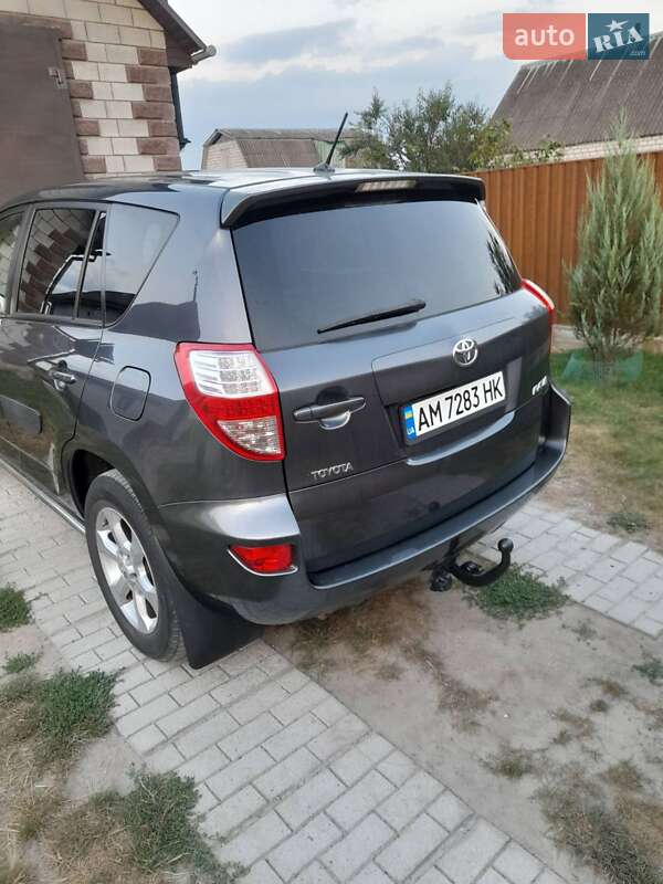 Внедорожник / Кроссовер Toyota RAV4 2011 в Звягеле