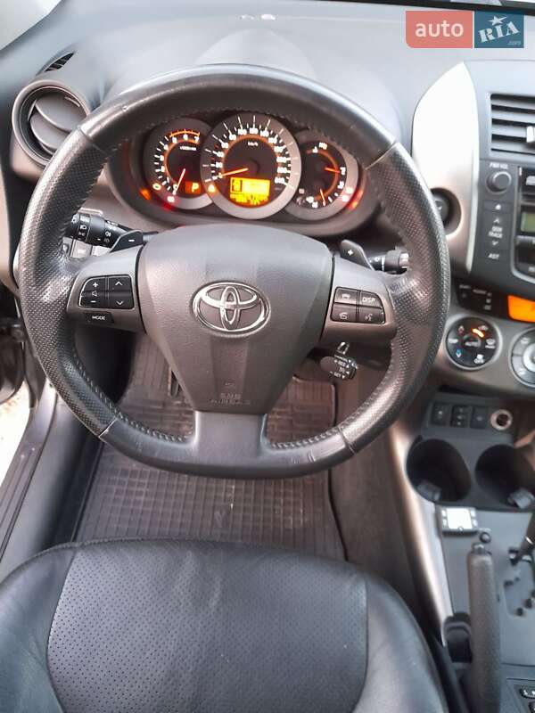 Внедорожник / Кроссовер Toyota RAV4 2011 в Звягеле
