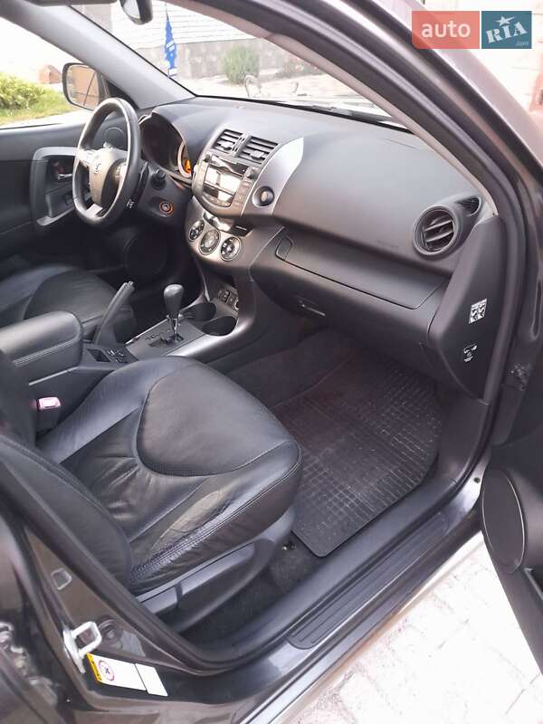 Внедорожник / Кроссовер Toyota RAV4 2011 в Звягеле