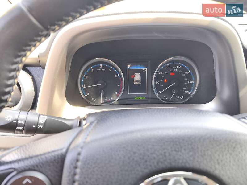 Позашляховик / Кросовер Toyota RAV4 2016 в Запоріжжі