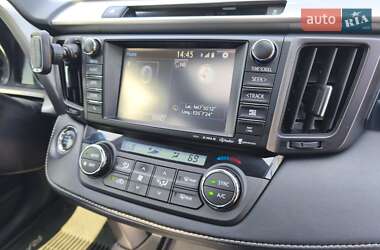 Внедорожник / Кроссовер Toyota RAV4 2016 в 