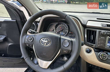 Внедорожник / Кроссовер Toyota RAV4 2015 в 
