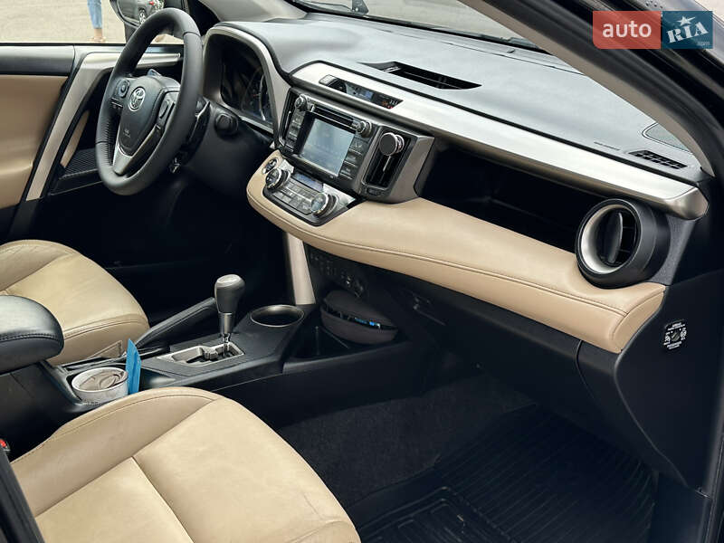 Внедорожник / Кроссовер Toyota RAV4 2015 в Харькове