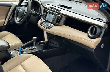 Внедорожник / Кроссовер Toyota RAV4 2015 в 