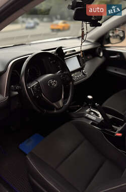 Внедорожник / Кроссовер Toyota RAV4 2017 в 