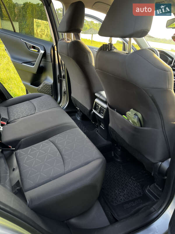 Внедорожник / Кроссовер Toyota RAV4 2021 в Сквире