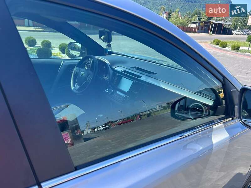 Позашляховик / Кросовер Toyota RAV4 2017 в Хусті