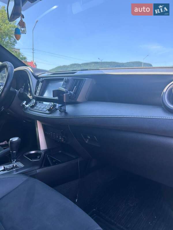 Позашляховик / Кросовер Toyota RAV4 2017 в Хусті