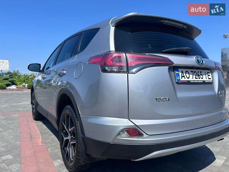 Позашляховик / Кросовер Toyota RAV4 2017 в Хусті