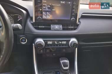 Внедорожник / Кроссовер Toyota RAV4 2019 в 
