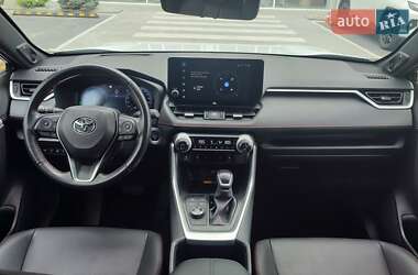 Позашляховик / Кросовер Toyota RAV4 2023 в 