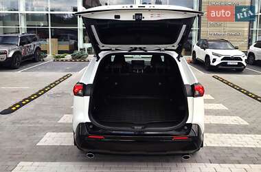 Позашляховик / Кросовер Toyota RAV4 2023 в 