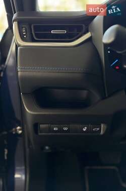 Внедорожник / Кроссовер Toyota RAV4 2022 в 