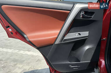 Внедорожник / Кроссовер Toyota RAV4 2015 в 