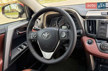 Внедорожник / Кроссовер Toyota RAV4 2015 в 