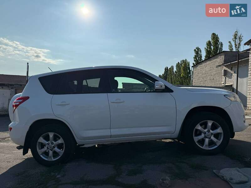 Позашляховик / Кросовер Toyota RAV4 2011 в Харкові