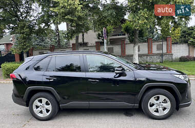 Позашляховик / Кросовер Toyota RAV4 2021 в 