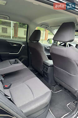 Позашляховик / Кросовер Toyota RAV4 2021 в 
