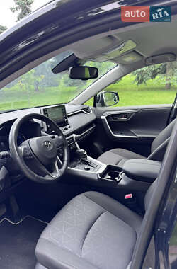 Позашляховик / Кросовер Toyota RAV4 2021 в 