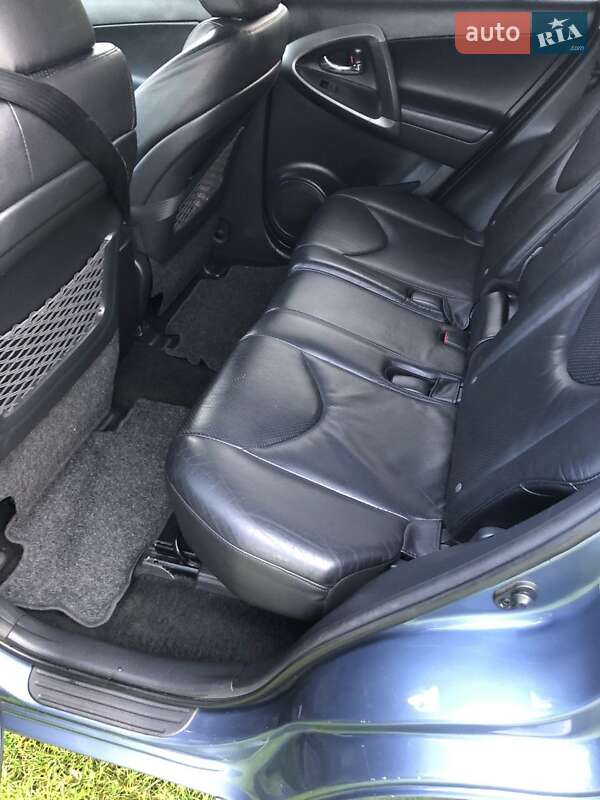 Внедорожник / Кроссовер Toyota RAV4 2011 в Ратным