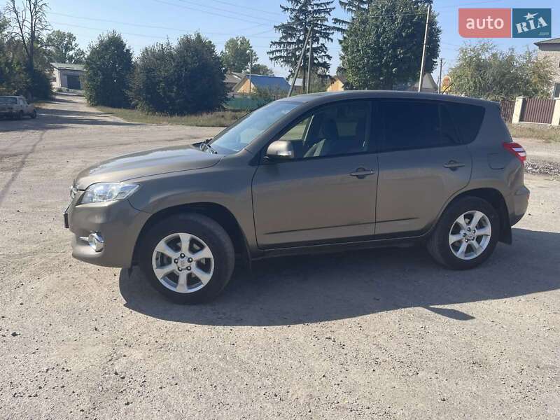 Внедорожник / Кроссовер Toyota RAV4 2012 в 