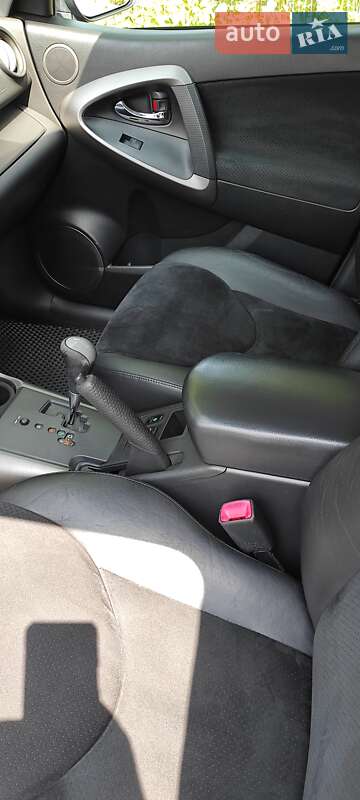 Внедорожник / Кроссовер Toyota RAV4 2010 в Ровно