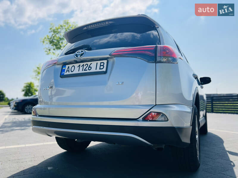 Внедорожник / Кроссовер Toyota RAV4 2017 в Мукачево