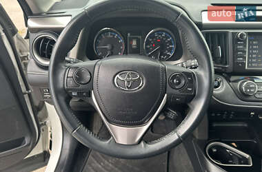 Внедорожник / Кроссовер Toyota RAV4 2016 в 