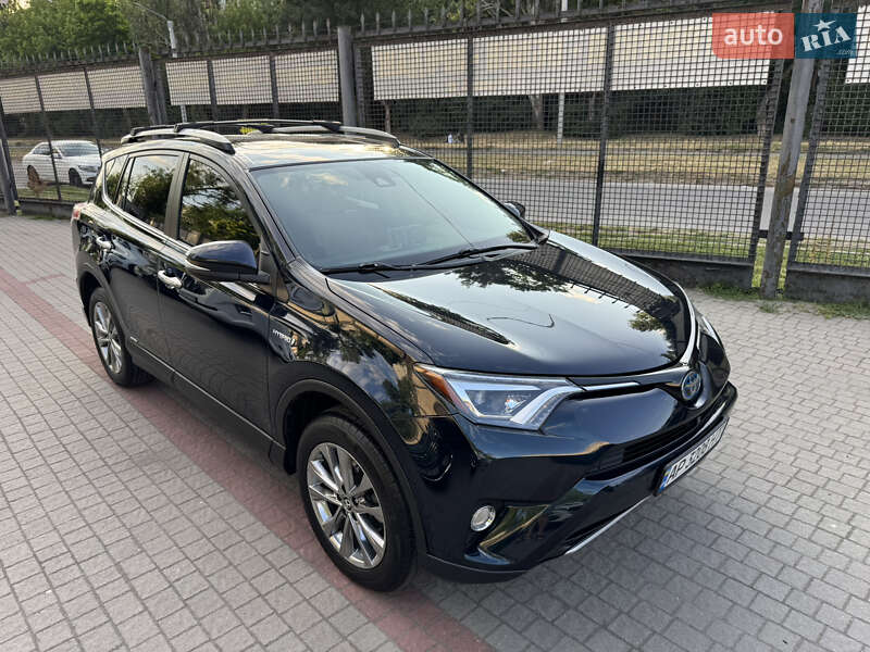Внедорожник / Кроссовер Toyota RAV4 2017 в 