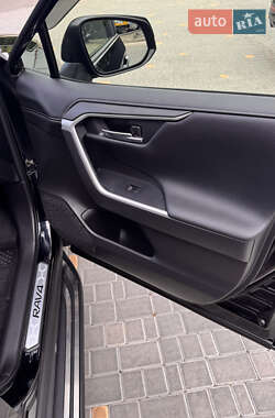 Внедорожник / Кроссовер Toyota RAV4 2020 в 