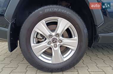 Внедорожник / Кроссовер Toyota RAV4 2021 в 