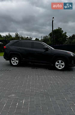 Внедорожник / Кроссовер Toyota RAV4 2021 в 