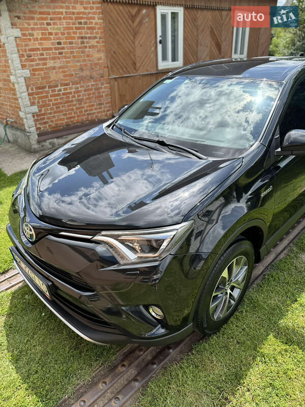 Внедорожник / Кроссовер Toyota RAV4 2017 в Ровно