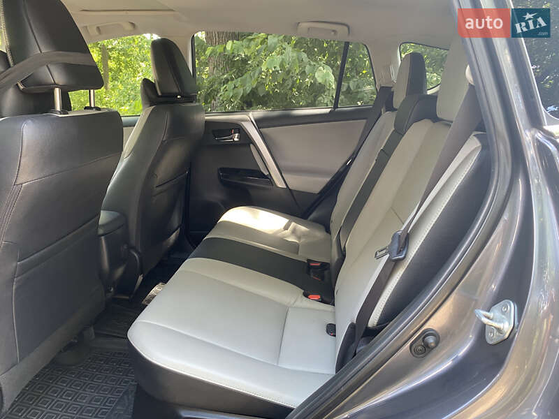 Позашляховик / Кросовер Toyota RAV4 2016 в Полтаві