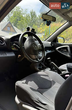 Позашляховик / Кросовер Toyota RAV4 2005 в 