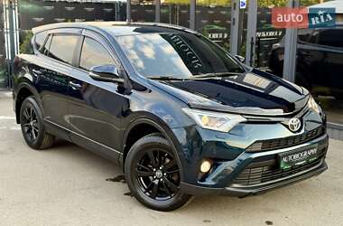 Позашляховик / Кросовер Toyota RAV4 2017 в 
