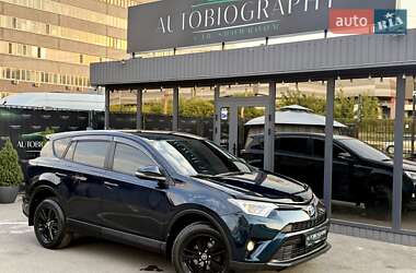 Позашляховик / Кросовер Toyota RAV4 2017 в 