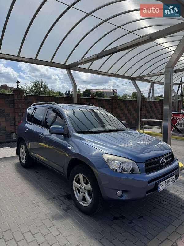 Внедорожник / Кроссовер Toyota RAV4 2008 в Ровно